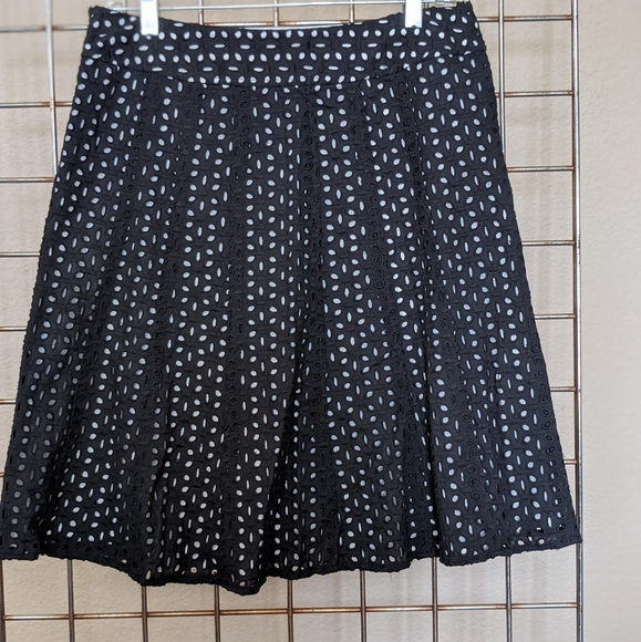 Anne Taylor eyelet skirt.  Size: 6 - Picture 2 of 15